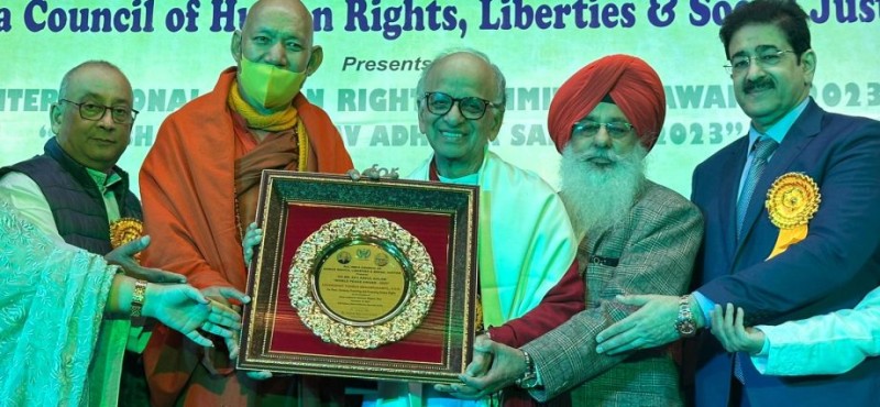 Archbishop Menamparampil receiving the award