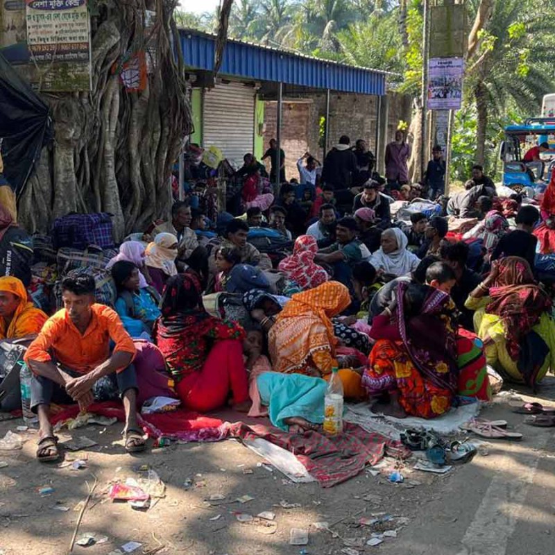 Homeward Bangladeshis at the Indo-Bangladesh border